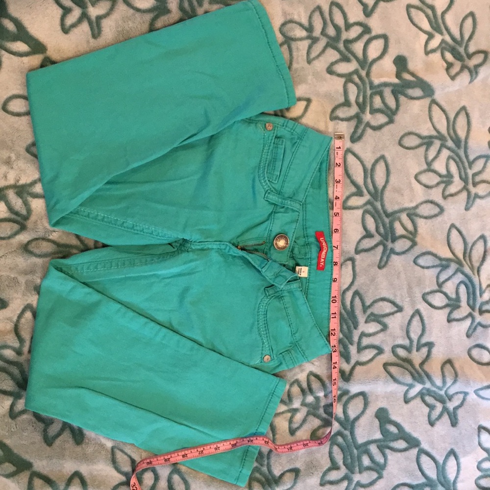 Beautiful cropped pant.. in green..